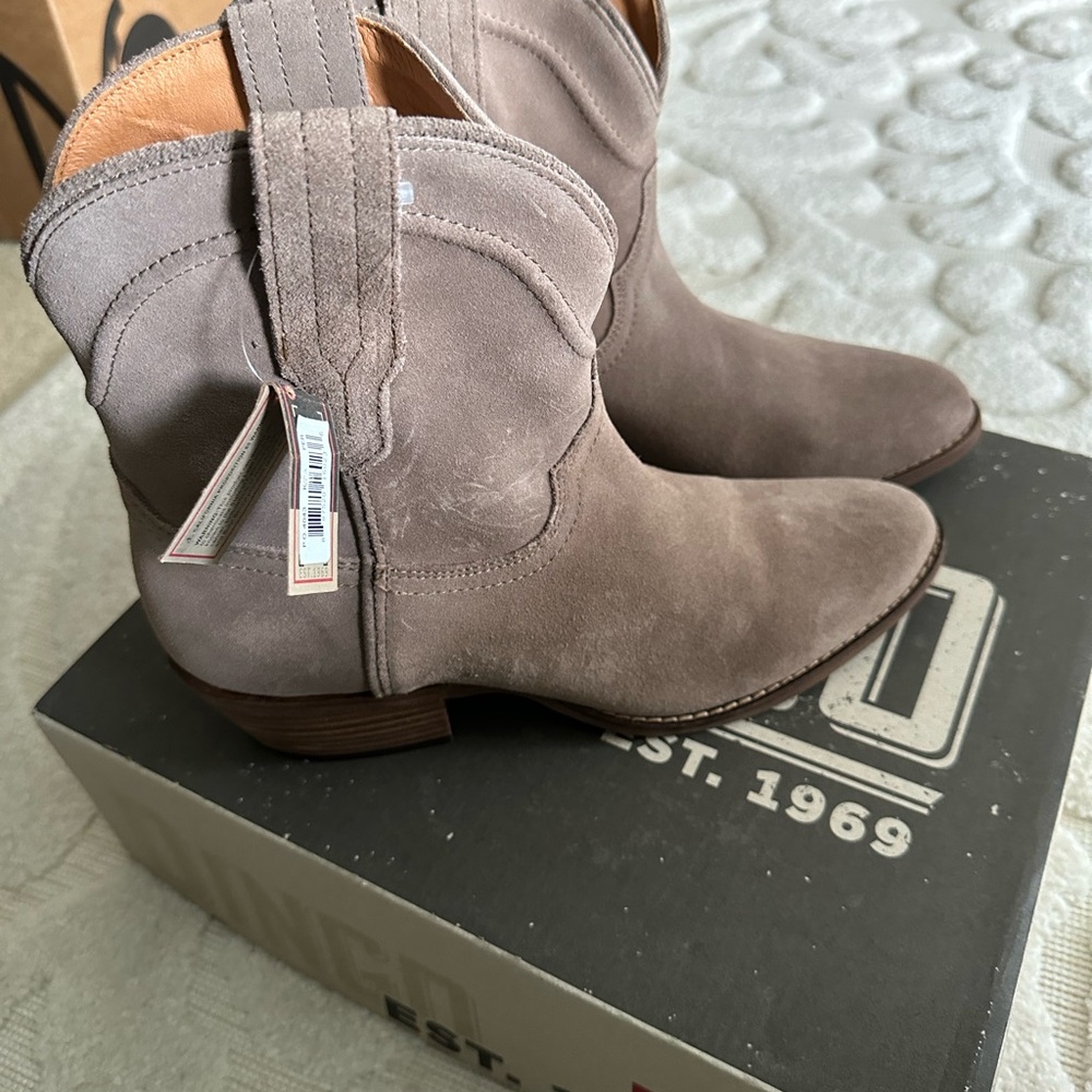 Women’s Dingo Tumbleweed sand colored boots